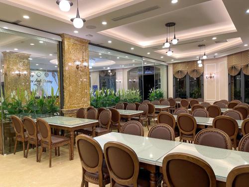 En restaurant eller et spisested på Ngọc Ánh Dương Hotel