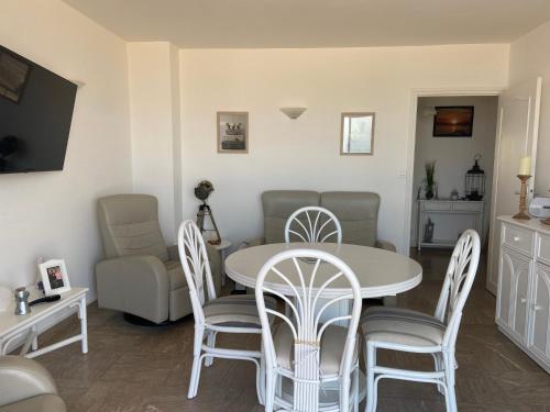 a kitchen and living room with a table and chairs at Marina in Le Touquet-Paris-Plage