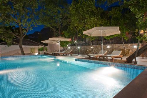 Harmonia Bungalows & Poolの敷地内または近くにあるプール