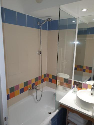 een badkamer met een douche en een wastafel bij Appartements 4 à 5 personnes - Val d'Europe proche Disneyland in Serris
