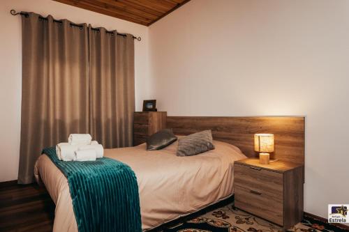 سرير أو أسرّة في غرفة في Refúgio na Estrela Penhas da Saúde