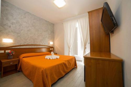 a bedroom with a bed and a flat screen tv at Parri Silton in Rome