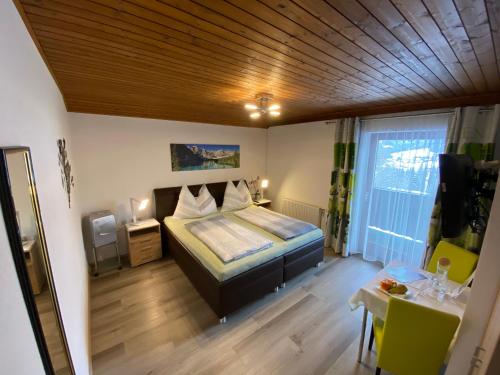 מיטה או מיטות בחדר ב-Haus Ratgeb