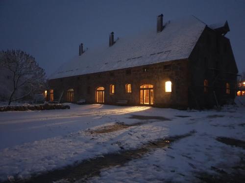 a barn in the snow at night at Scheune 27 Krebsow in Krebsow
