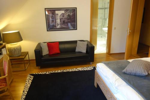 a living room with a couch and a bed at Hotel & Restaurant Venner Moor in Senden