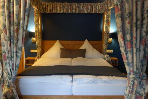a bedroom with a bed with a canopy at Hotel & Restaurant Venner Moor in Senden