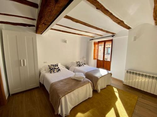 Giường trong phòng chung tại VILLA SOL Casa con cueva privada y vistas a la Iglesia
