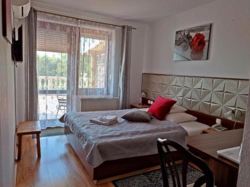 ブダペストにあるル ロゼ ホテルのベッドルーム1室(ベッド1台、デスク、窓付)
