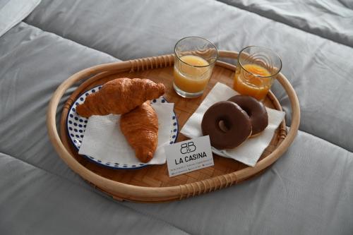 ein Tablett mit Donuts und zwei Gläsern Orangensaft in der Unterkunft La Casina B&B in Marina di Schiavonea