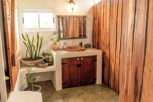 Ένα μπάνιο στο Pura Vida Tofo Beach Houses