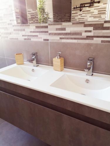 une salle de bain avec un lavabo blanc et un miroir dans l'établissement Appartement proche stations de ski et thermales, à Luz-Saint-Sauveur