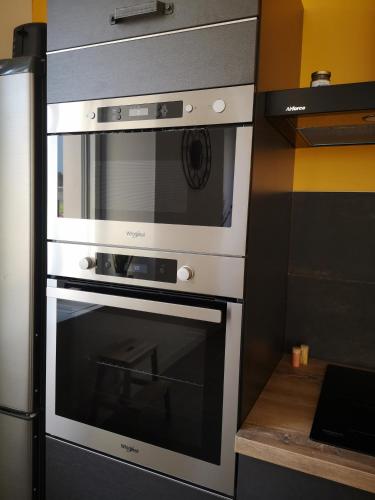 une cuisine avec deux fours dans l'établissement Appartement proche stations de ski et thermales, à Luz-Saint-Sauveur