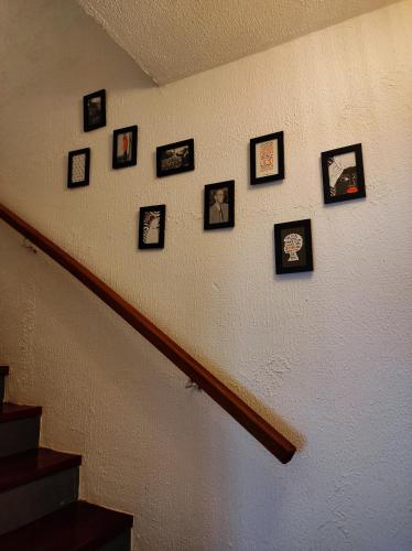 a bunch of pictures hanging on a wall at Linda casa de condomínio em Boiçucanga in São Sebastião