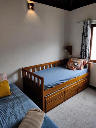 a bedroom with two twin beds and a window at Linda casa de condomínio em Boiçucanga in São Sebastião