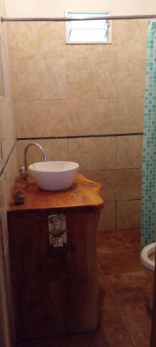 een badkamer met een wastafel op een houten aanrecht bij casa de ensueño in La Falda