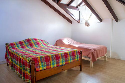 Postel nebo postele na pokoji v ubytování Appartement confortable en ville du Moule avec terrasse