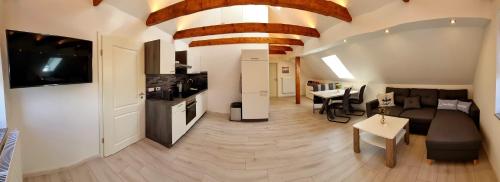 a living room with a couch and a table at Ferienwohnung Brunnenaue in Sagard