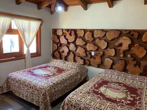 Tempat tidur dalam kamar di Cabaña Verito