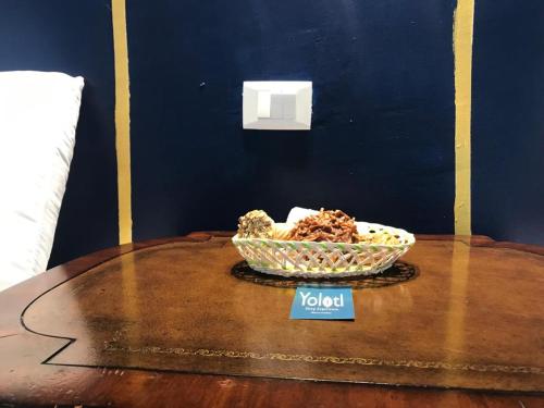un tazón de comida sobre una mesa en Yolotl Sleep Experience, en Piedras Negras