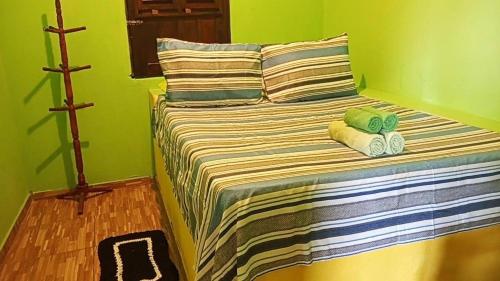 ein Schlafzimmer mit einem Bett mit zwei Handtüchern darauf in der Unterkunft Casa Gael (Gisele & Lucimar) in Atins
