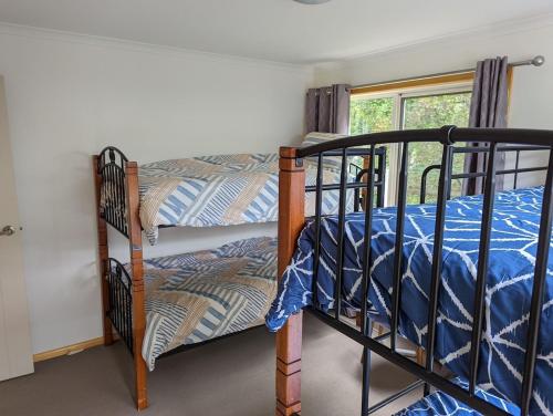 1 dormitorio con 2 literas y ventana en 8 Sailor's Retreat en Marlo