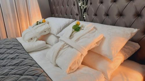 einen Haufen Handtücher auf einem Bett in der Unterkunft Viktoria Deluxe direkter Meerblick in Ostseebad Sellin