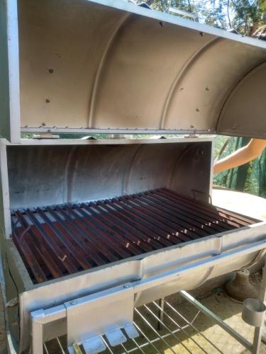 an empty barbecue grill sitting on top of a table at La Casa de Liber in Tandil