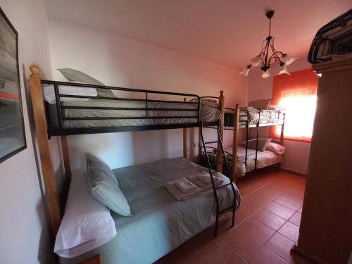 1 dormitorio con 2 literas en una habitación en MIRADOR DE AMPARO, en Vélez Blanco