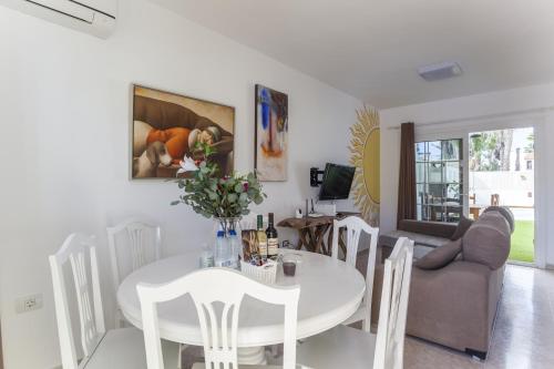Zdjęcie z galerii obiektu Galera Beach Boutique Art Villas with Private Pools, Free Wifi & BBQ, Corralejo by Amazzzing Travel w Corralejo
