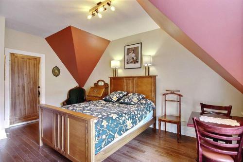 une chambre avec un lit, une table et des chaises dans l'établissement 1888 Victorian House Old Quebec City, à Québec