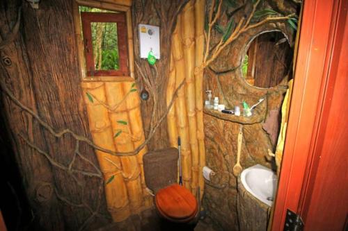 Vannituba majutusasutuses Treehouse Holidays-Garden View