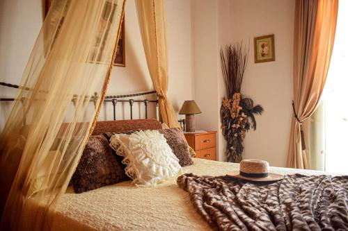 een slaapkamer met een hemelbed bij Rahati Holiday Villa Maisonette by Estia in Kerásia