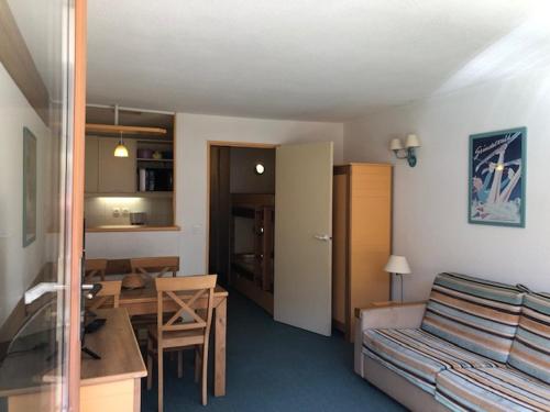 un salon avec un canapé et une table dans l'établissement Pied des pistes, lumineux 4p, parking couvert, à La Mongie