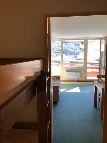 une chambre avec une porte s'ouvrant sur une chambre avec une fenêtre dans l'établissement Pied des pistes, lumineux 4p, parking couvert, à La Mongie