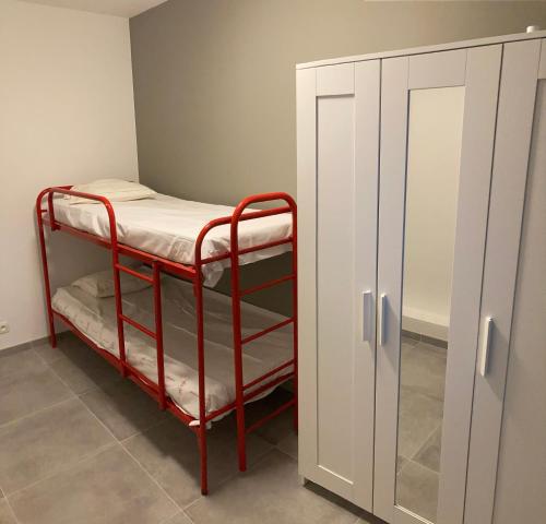 Cette petite chambre comprend des lits superposés à côté d'une armoire. dans l'établissement Beach apartment, à Coxyde