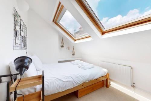 Superb 2 bed flat next to Clapham South station