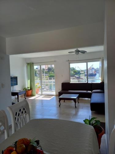 Mirador Colonial, en Riviera Colonial في سانتو دومينغو: غرفة معيشة مع أريكة وطاولة