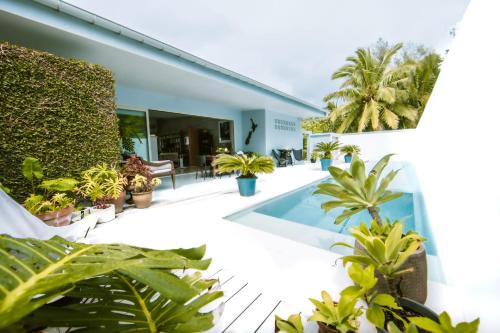 ein Haus mit einem Pool und Pflanzen in der Unterkunft Coast Cook Islands in Rarotonga