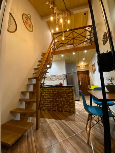 escalera en una sala de estar con mesa y sillas en Casa aluguel Abraão, Vista Mar en Abraão