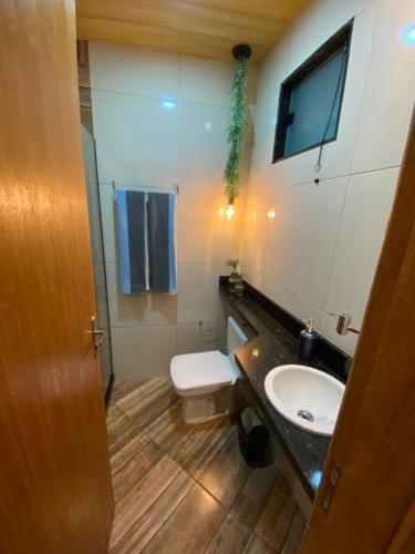 a bathroom with a sink and a toilet at Casa aluguel Abraão, Vista Mar in Abraão