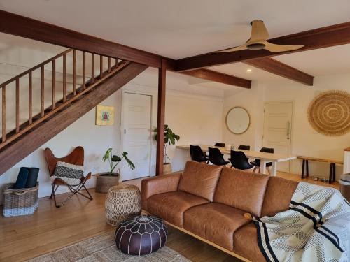 Zona de estar de Garden Oasis-2br -1 min from the beach & pet friendly!