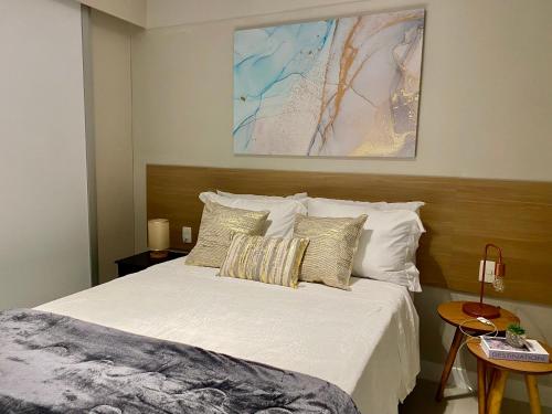 1 dormitorio con 1 cama con sábanas y almohadas blancas en Apartment Ipanema Arpoador - 300m da praia, en Río de Janeiro