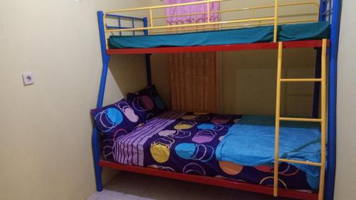 Giường tầng trong phòng chung tại Homestay Sinar Bulan