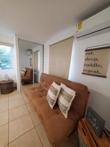 Ein Sitzbereich in der Unterkunft Aguadilla Waves Apt Free Parking & Wifi 8 minute walk from Crashboat beach