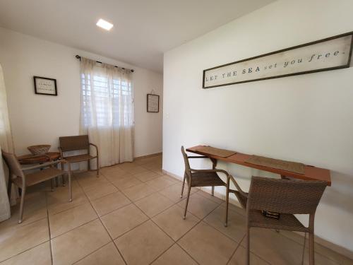 Ein Sitzbereich in der Unterkunft Aguadilla Waves Apt Free Parking & Wifi 8 minute walk from Crashboat beach