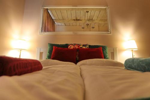 a bedroom with two beds with pillows and two lamps at Smaragd in Doba