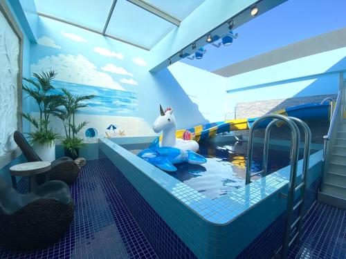 Habitación con piscina y barco en el agua en 亞曼尼汽車旅館-頭份館 en Toufen