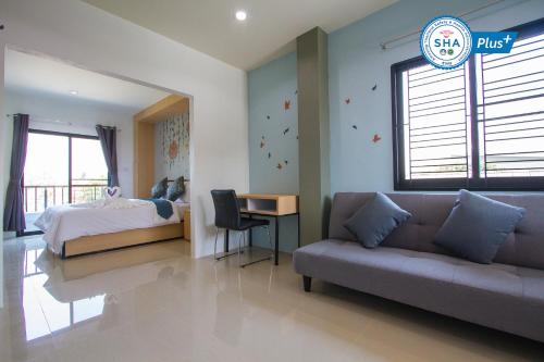 Ein Sitzbereich in der Unterkunft Sirimunta Hotel Chiang Rai Suite & Residence