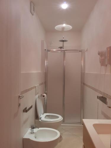 uma casa de banho com um chuveiro, um WC e um lavatório. em B&B San Francesco em Assis