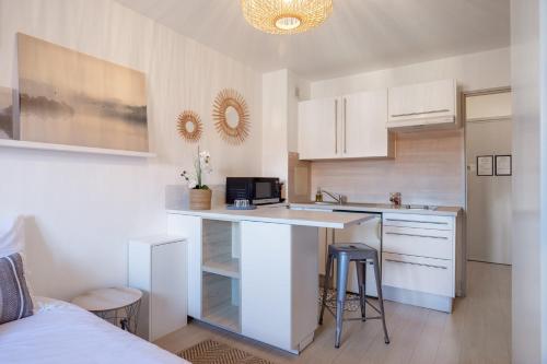 une cuisine avec des armoires blanches et un comptoir dans l'établissement Travel Homes - The Trifel, 2min walk Little Venice, à Colmar